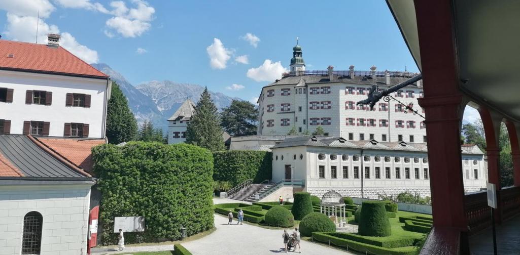 Bild von Schloss Ambras - Hochschloss mit blauem Himmel als Hintergrund