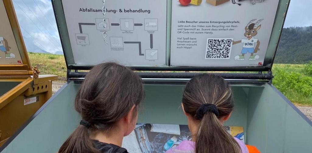 Kinder arbeiten gemeinsam