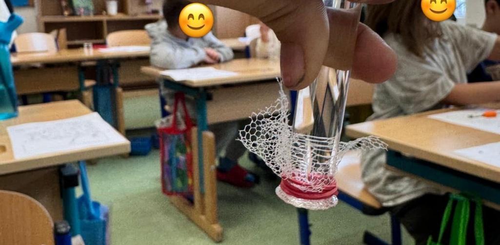 Kinder beim Experimentieren