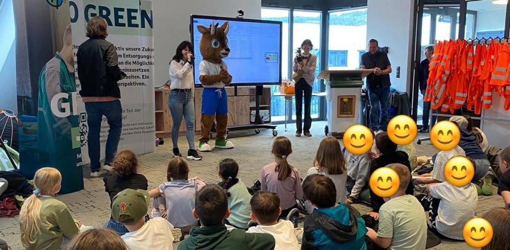 Kinder hören aufmerksam zu