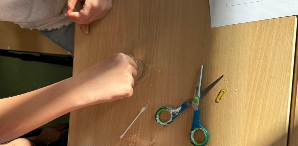 Kinder beim Experimentieren
