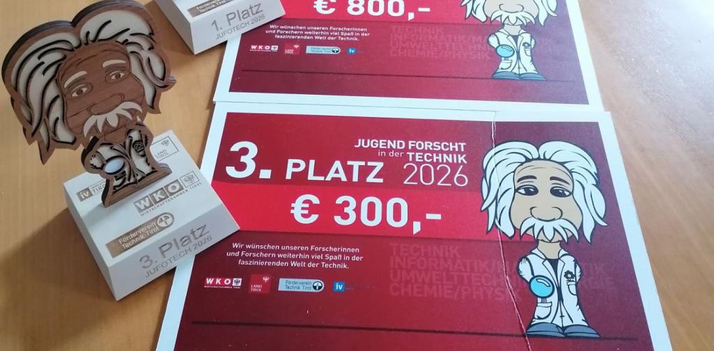 zwei Pokale in Form eines Kleinen Alberts mit den Gewinntafeln für den 1. Platz und den 3. Platz