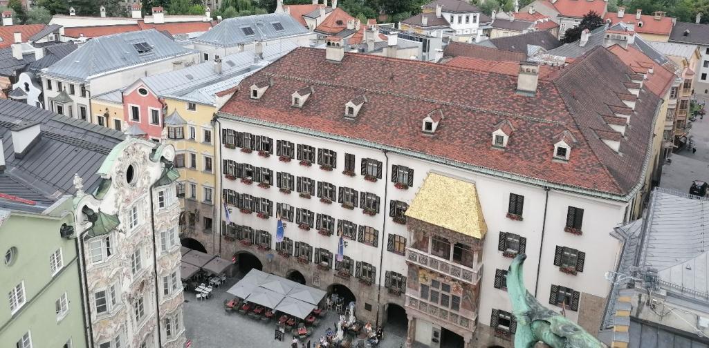 Goldenes Dachl und Neuhof im Hintergrund sieht man die Umgebung mit Häusern und Bäumen