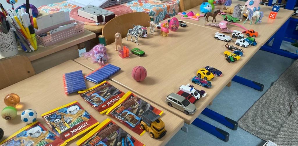 Spielzeug liegt auf dem Tisch
