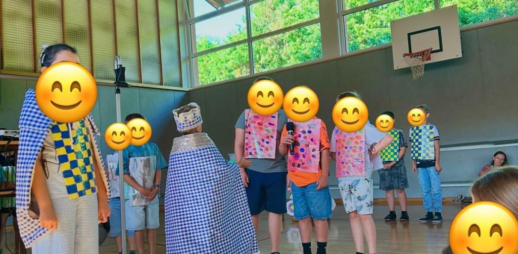Kinder spielen ein Theater vor