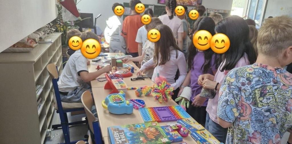 Kinder suchen sich Spielzeug aus