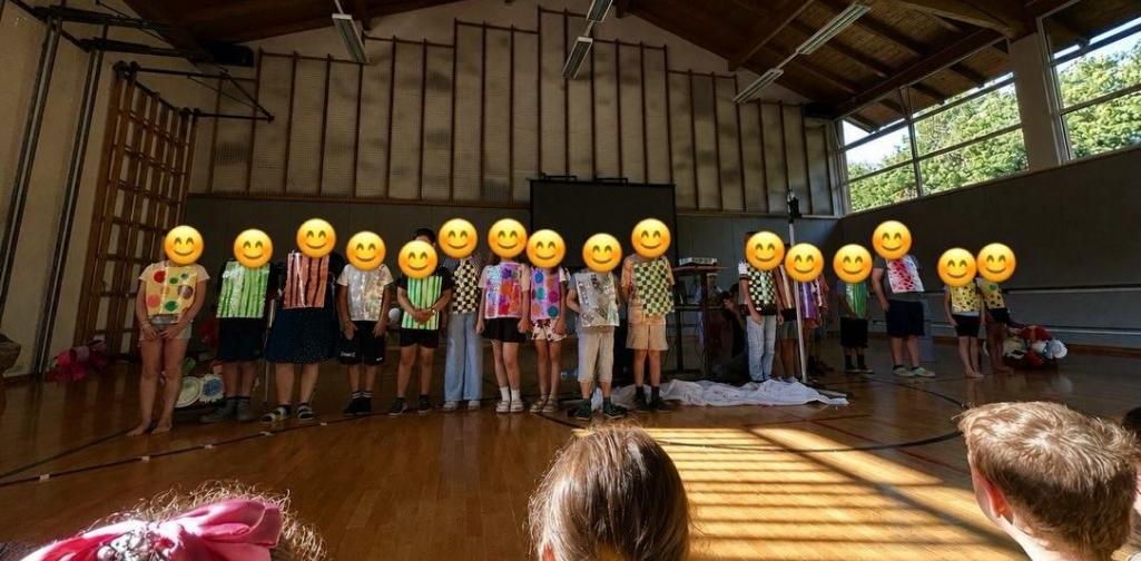 Kinder stehen in einer Reihe