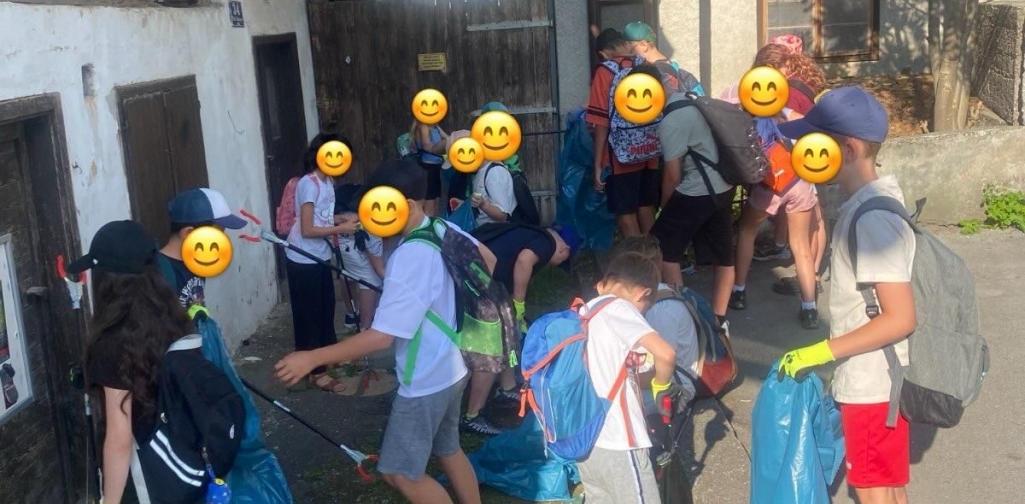 Kinder stehen zusammen
