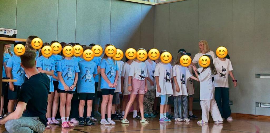 Kinder stehen da