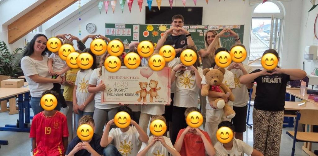 Kinder halten den Scheck in der Hand