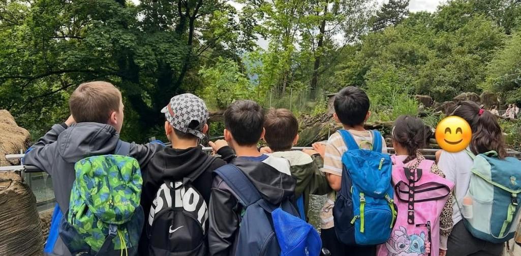 Kinder beobachten den Biber